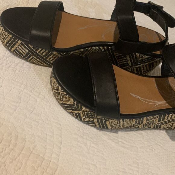 DV platform sandals. Size 9. Aztec design - Picture 3 of 11